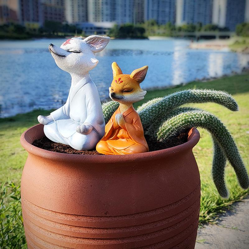 «Суккулентный бонсай Zen White Fox»: Медитирующая лиса, украшение для сада, балкона или автомобиля.