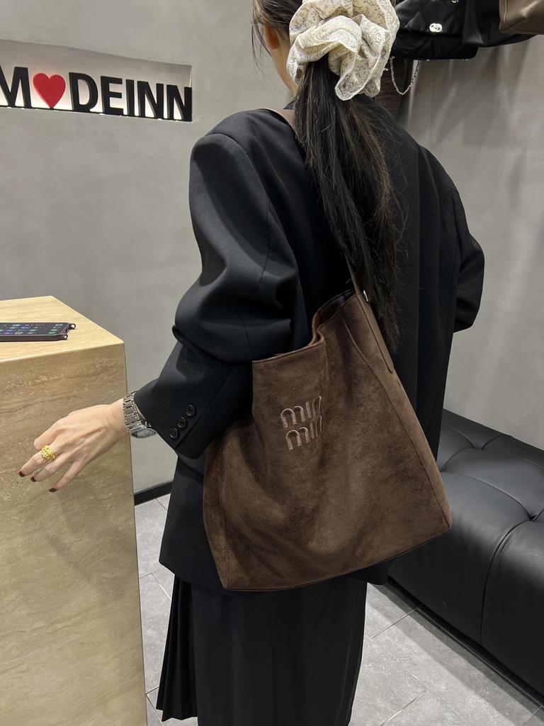 2025 Autumn/Winter Retro Large Capacity Casual Tote Bag for Women - Underarm, Single Shoulder, Mother-Child, Commuter Handheld