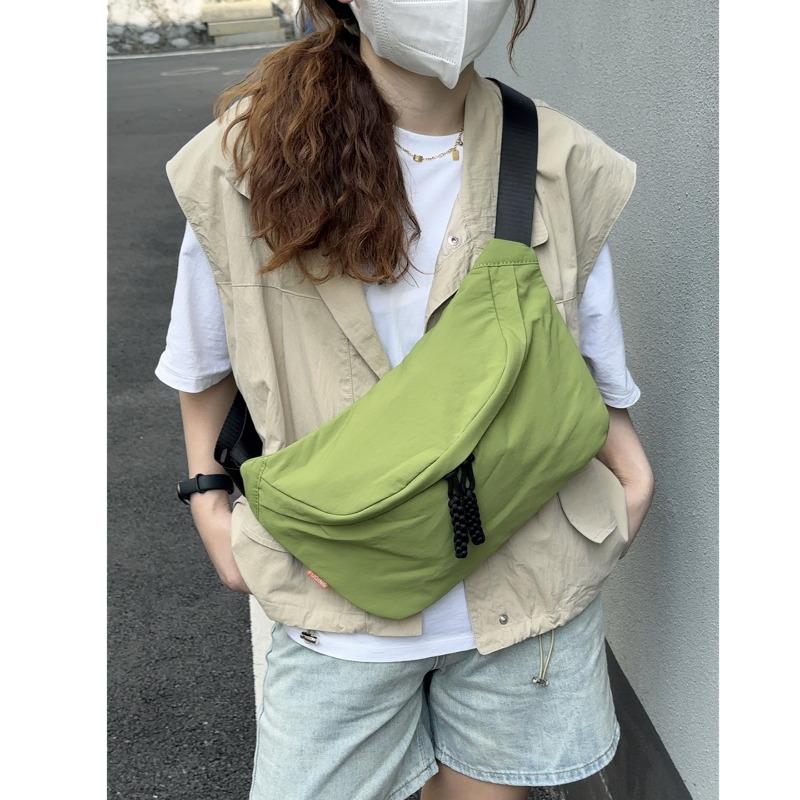 Эта сумка кроссбоди модная, легкая, универсальная и имеет большую вместимость для спорта.