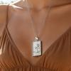 Серебряная тонкая цепочка с квадратной пластиной с пейзажем с кокосовыми пальмами: Унисекс аксессуар для отпуска