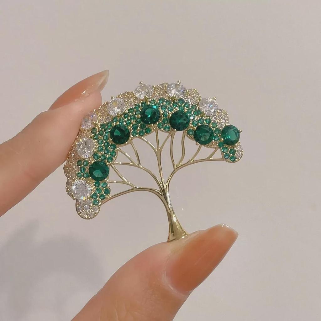 Luxury Women's Versatile Brooch: High-End Design, Perfect Pin for Suit Coats or Accessories.