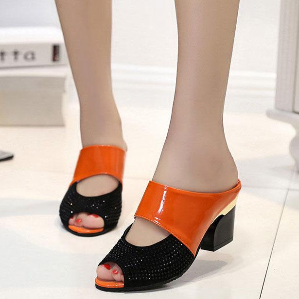 Тапочки на высоком каблуке. Женские летние тапочки на среднем каблуке с рыбьим ротом. Сандалии большого размера на толстом каблуке. Сандалии из лакированной кожи со стразами.