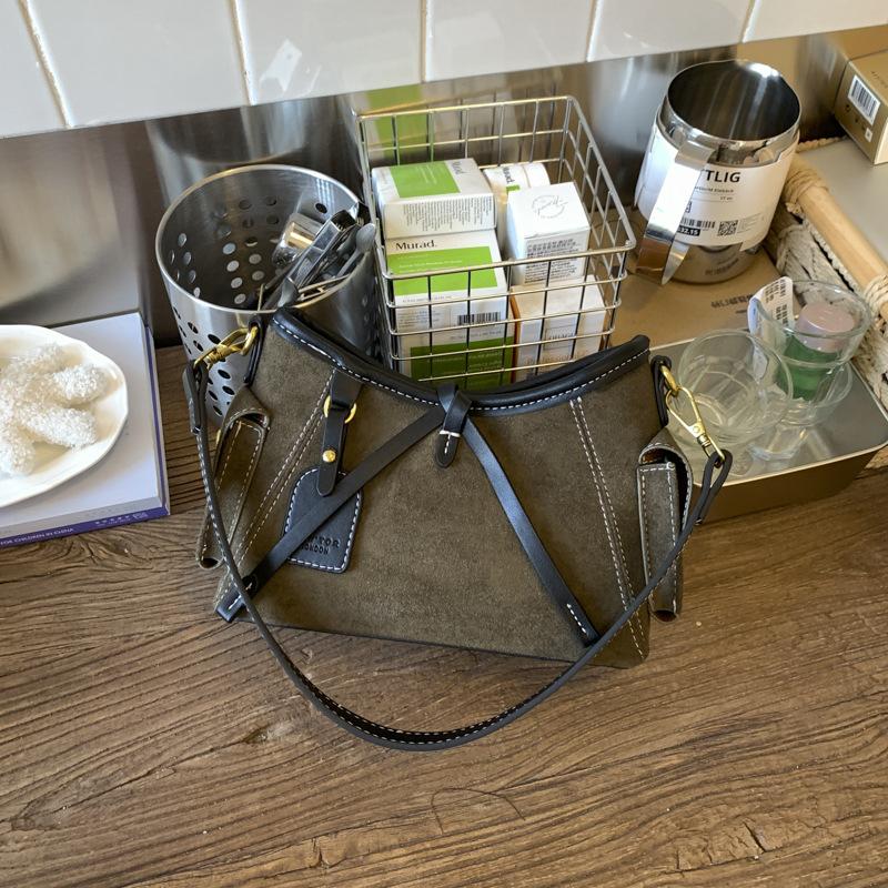 Замшевая сумка женская большой вместимости 2025 новая осень и зима универсальная ретро сумка на плечо подмышку сумка-ведро для поездок на работу