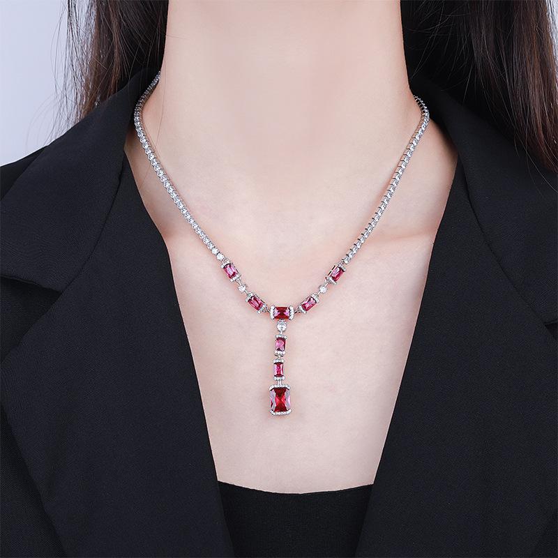 Ювелирные изделия Медь с покрытием из настоящего золота Имитация красного корунда Синяя шпинель Универсальная цепочка Премиальное банкетное колье Женское 8 * 10