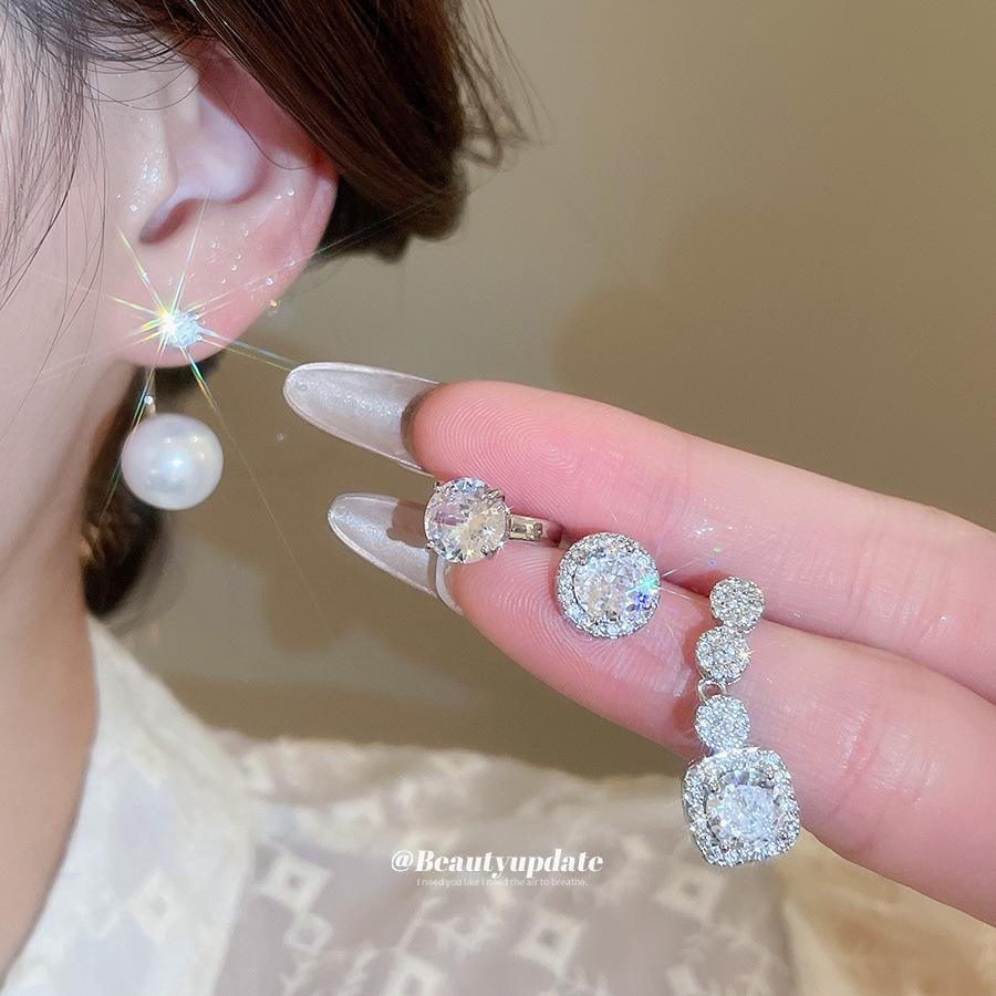 Серебряные Серьги-Гвоздики Геометрические Круглые с Фианитами в Корейском Стиле - Элегантные, Блестящие и Модные Аксессуары для Женщин