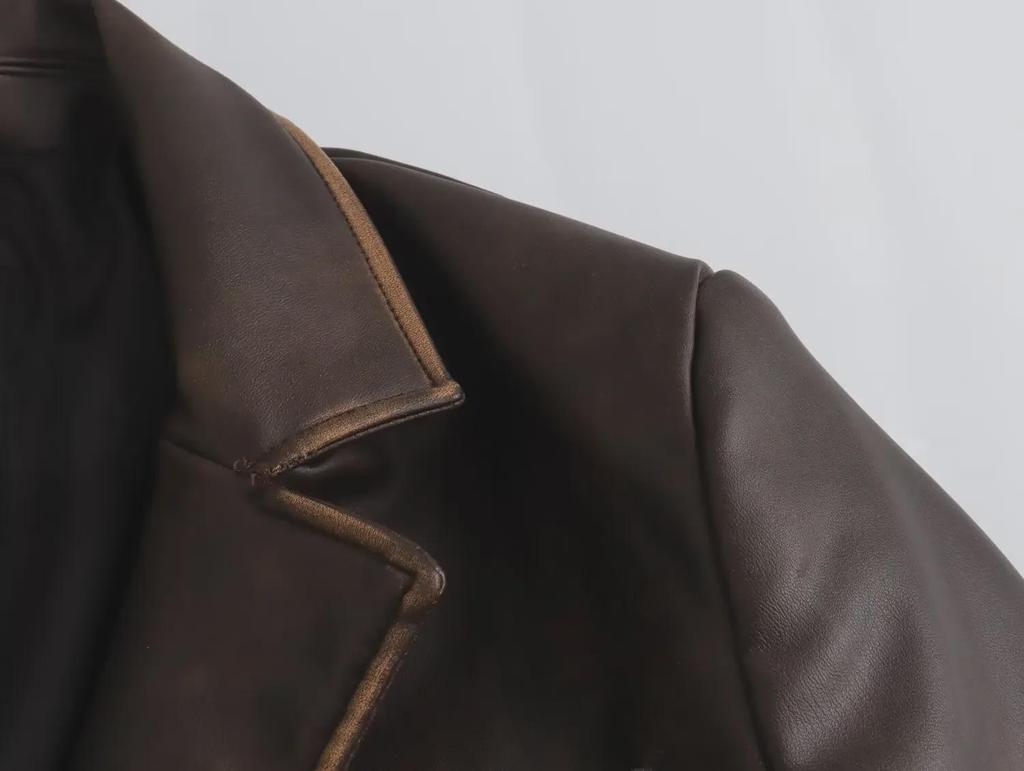 Женский плащ средней длины из искусственной кожи с потертостями, осень 2023 г.