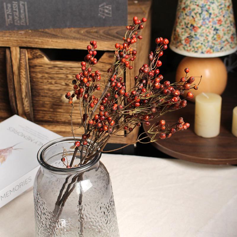 Напольная икебана в стиле ваби-саби с горными стабилизированными цветами и сухими ветками