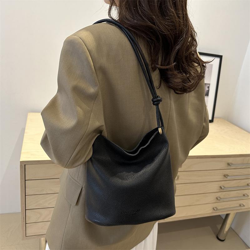 Однотонная простая повседневная сумка-ведро через плечо в этом году популярная ретро-сумка большой вместимости 2024 года, новая осенняя женская сумка-ведро через плечо
