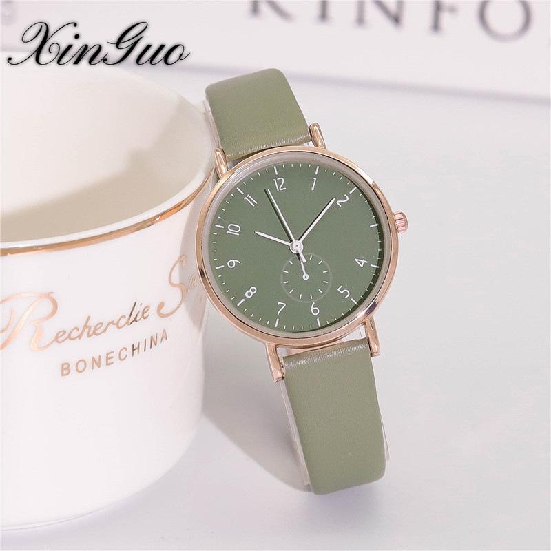 Посмотрите ретро-литературную маленькую свежую сотню учащихся старших классов женского пола в минималистском стиле