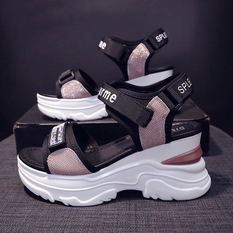 Женская обувь Taizhou 2024 года, спортивные сандалии на танкетке, кексы, толстая подошва, увеличивающая рост, студенческие сандалии на мягкой подошве для пляжа, римские сандалии, лето