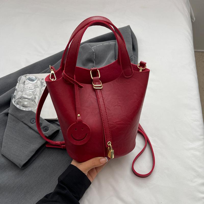 Нишевая ретро сумка через плечо женская летняя новая портативная сумка-ведро с продвинутой текстурой, универсальная сумка-мессенджер для通勤, женская сумка