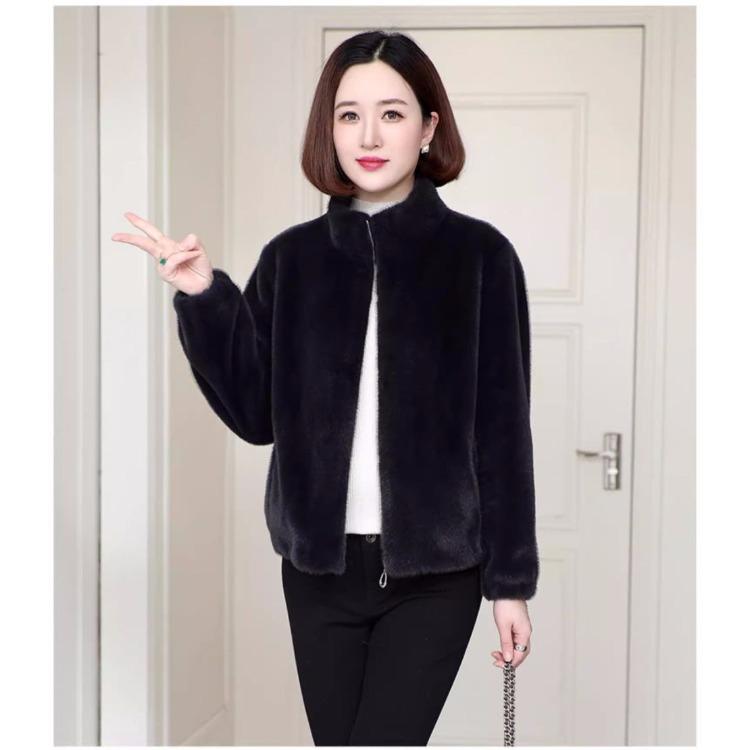 Элегантная и универсальная шуба для женщин среднего возраста на осень и зиму, изготовленная из теплого и мягкого кашемира.