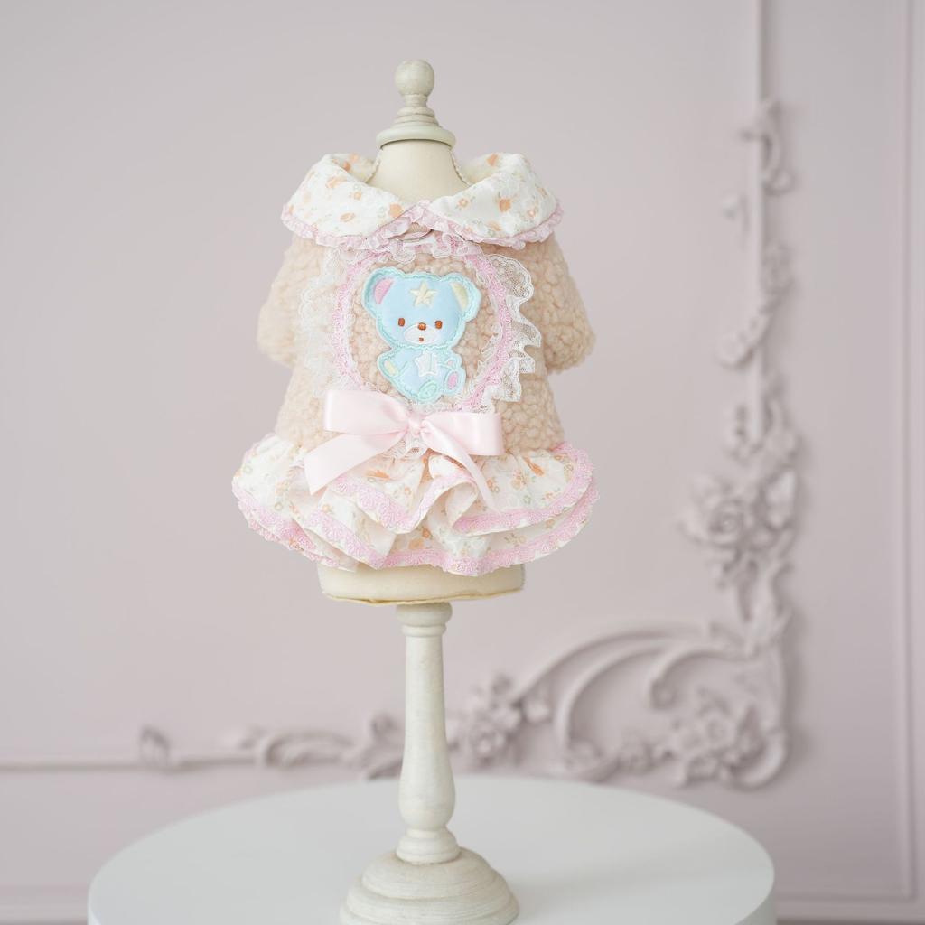 Юбка из бархата с цветочным узором для домашних животных лучше, чем зимняя хлопковая одежда с изображением плюшевого мишки. Одежду для двуногой кошки можно натянуть.