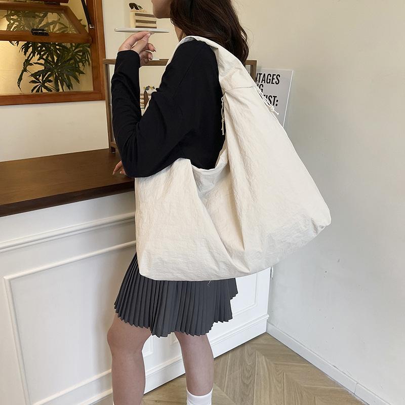 Korean Version of Fashion Nylon Messenger Bag 2025 New Simple Casual Dumpling Bag Large Capacity Versatile Girl Shoulder Bag