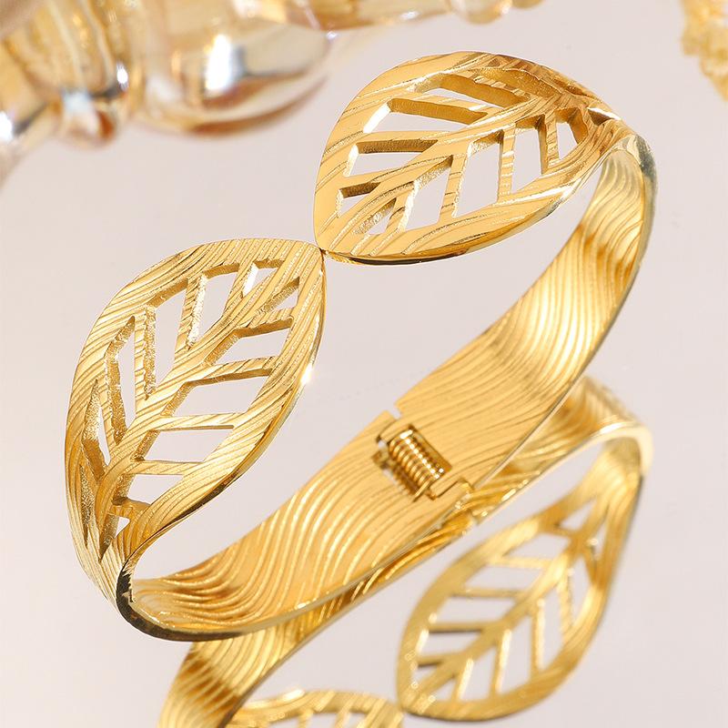 Hollow Leaf Elastic Opening Women's High-end Jewelry Bracelet