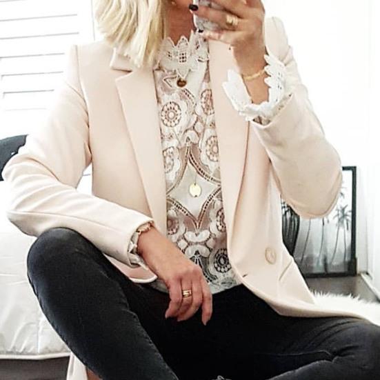 Воротник-стойка с длинными рукавами. Перспективная сексуальная рубашка. Вышивка. Цветочная вязаная крючком кружевная полая футболка. Топ. Уличная одежда.