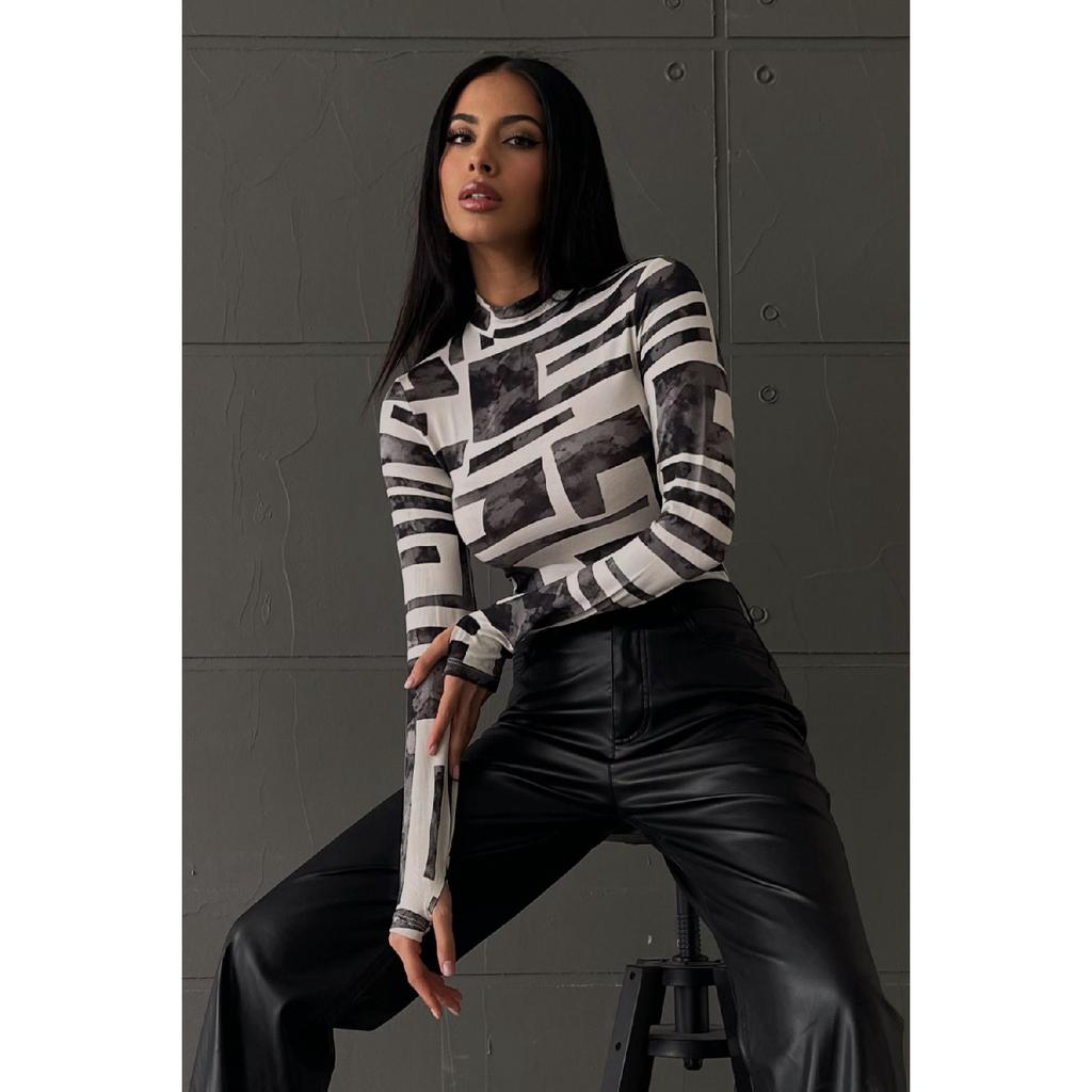 Женское черное боди с деталями на пальцах