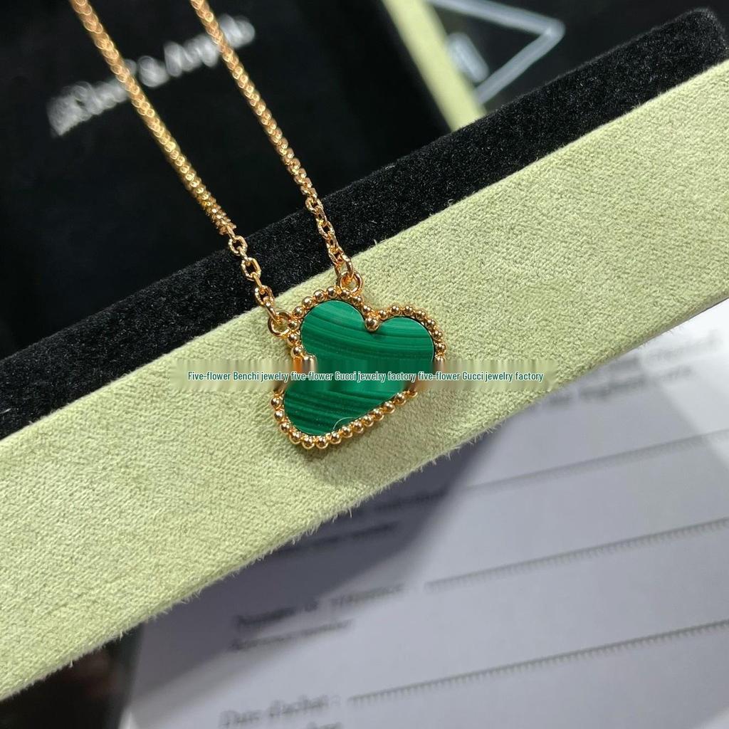 Ожерелье «Четырехлистный клевер» Van Cleef: Золотой кулон с дизайном в виде пяти цветков, с белым перламутром, красным агатом и бриллиантом для женщин.