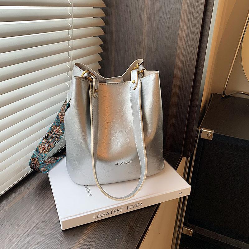 Оптовые сумки женские 2025 осень новая модная сумка через плечо для поездок на работу мягкая кожа большая вместимость сумка-ведро