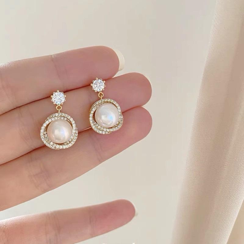 2023 High-End French Pearl Earrings: Light Luxury, Unique Design for Women