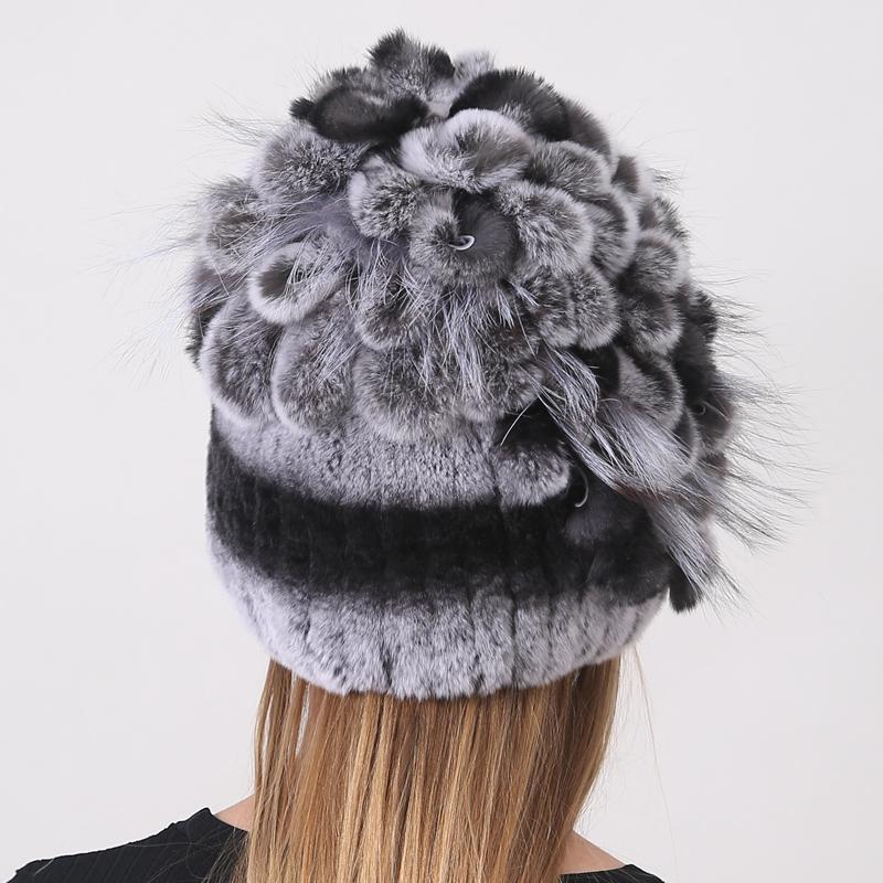 Сохраняйте уют этой зимой с нашей женской шапкой из кроличьего меха, модной и теплой