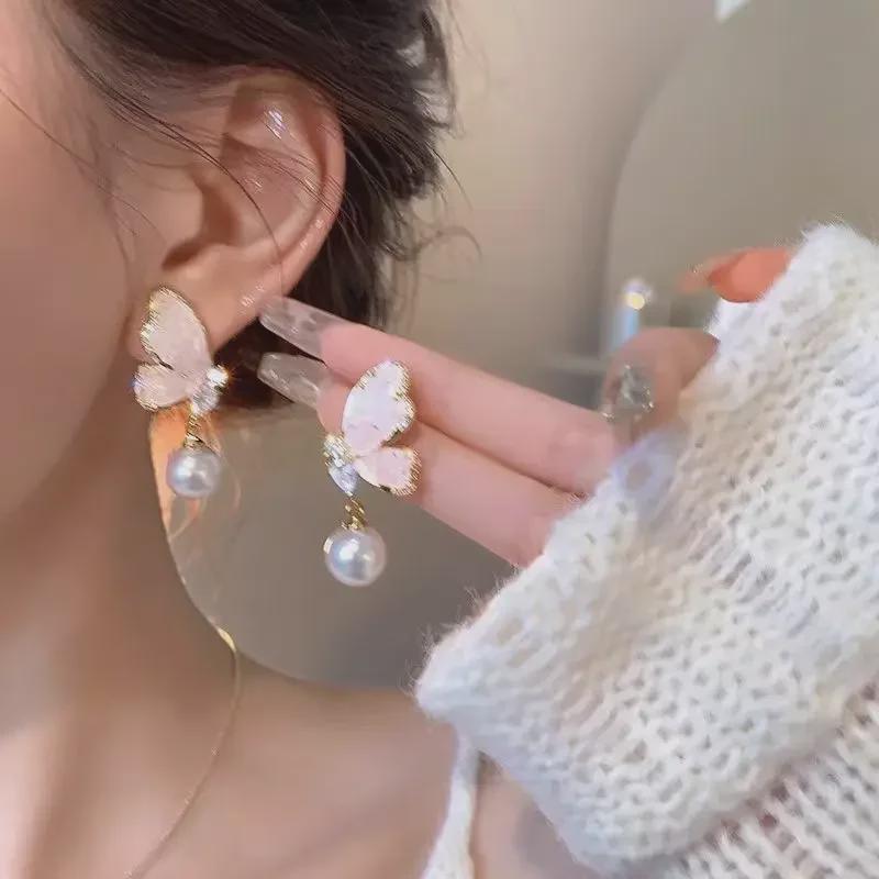 Серьги с бабочками и жемчугом 2024 года с градиентным кристаллом: Легкая роскошь в корейском стиле для женщин