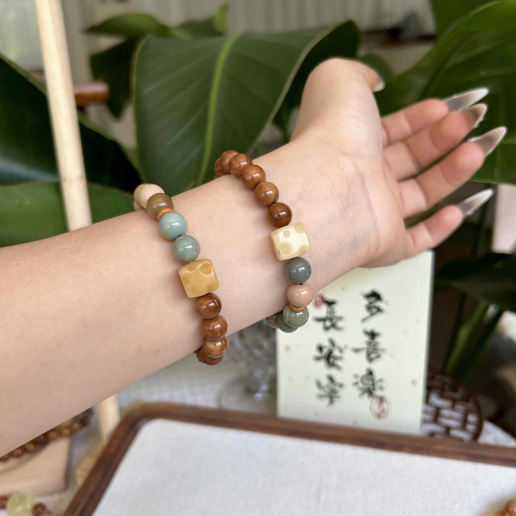 Браслет ручной работы из натуральных бусин - Ретро литературный стиль.