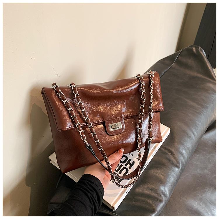 Сумка женская большой емкости 2024 осень на новый модный популярный пригородный цепной плечевой кроссбоди сумка