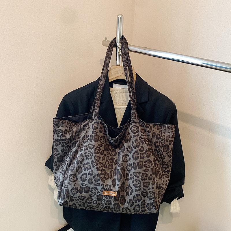 Сумка с леопардовым принтом женская большой вместимости 2025 новая осенне-зимняя повседневная плечевая сумка для покупок, популярная сумка-тоут для поездок в этом году
