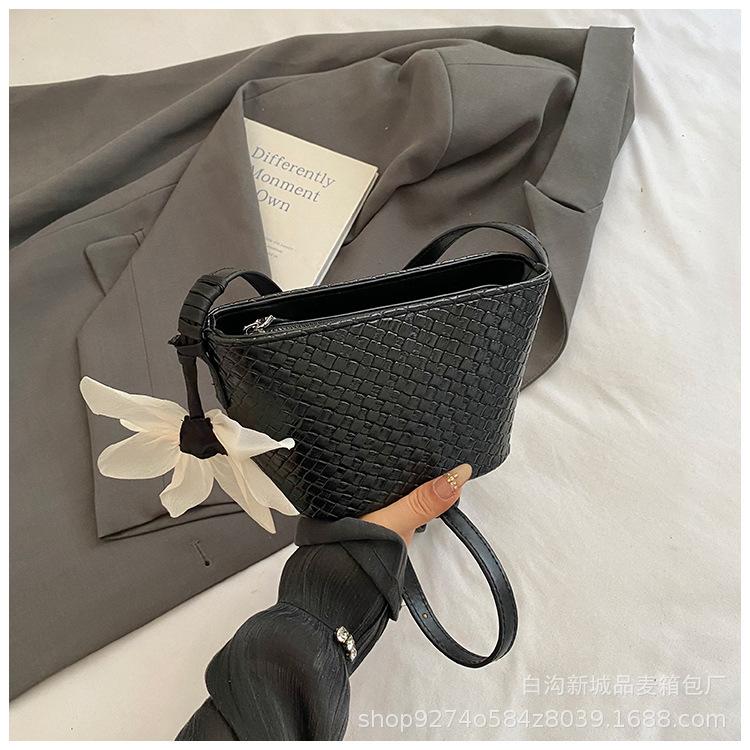 Fashion Woven Large-capacity Commuter Bucket Bag Women's 2025 New Korean Version Shoulder Bag Simple Solid Color Underarm Bag