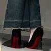 Туфли на высоком каблуке с красной подошвой и стразами, королевские, с тонким каблуком, с вырезом, мужские и женские, 2024 новинка, остроносые, из лакированной кожи, сексуальные черные туфли-лодочки, осень