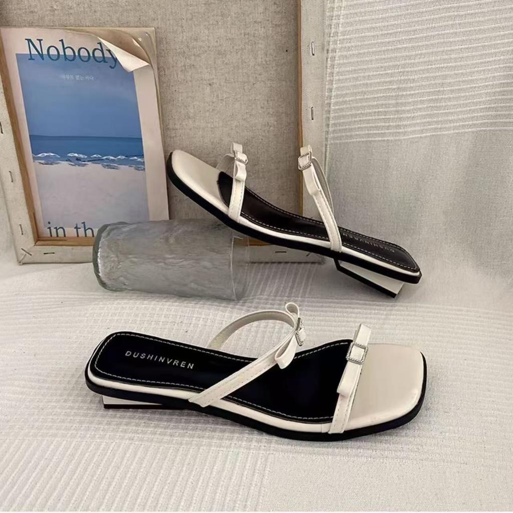 Лето 2025 новый популярный французский красивый темперамент крутые тапочки женские высококлассные для улицы модные серебристые сандалии на плоской подошве