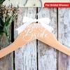 Деревянная свадебная вешалка с жемчугом - идеально подходит для свадебных платьев с платьями подружек невесты, подарков на вечеринку, элегантных свадебных украшений.