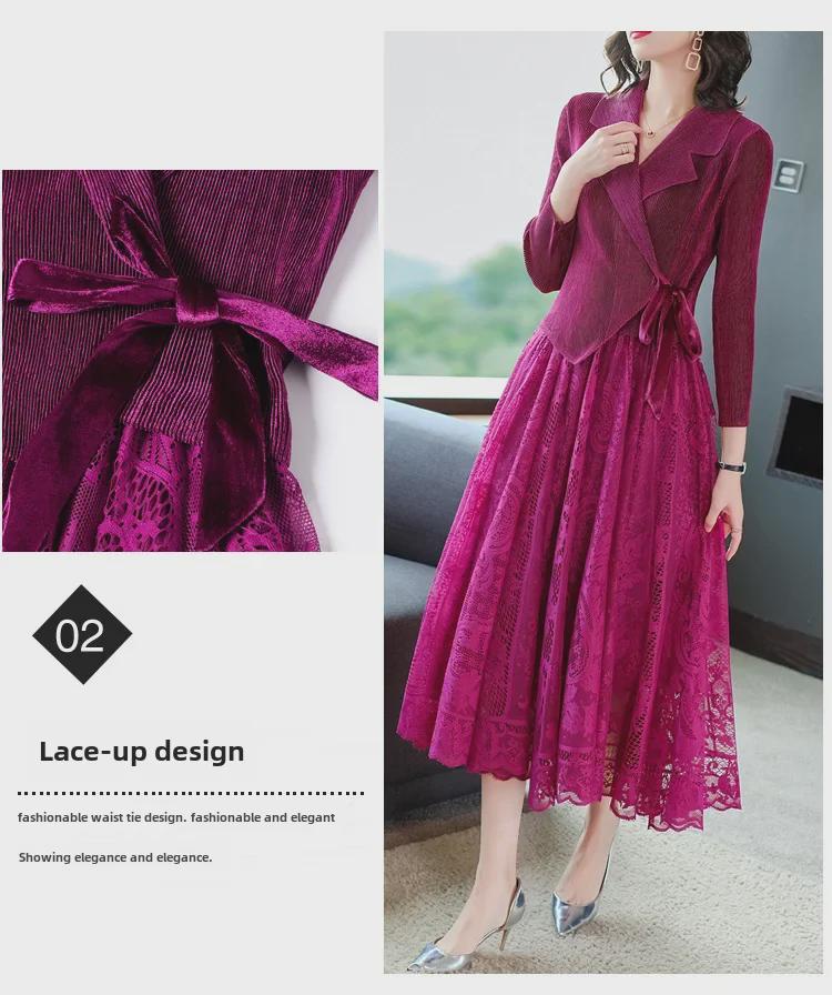 Платье средней длины из плиссированного бархата с приталенным воротником и плиссировкой - коллекция осень 2025 г.