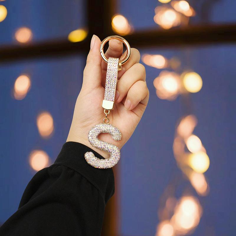 1 шт. Брелоки Идеальный подарок Дизайн с буквой Блестящий брелок Аксессуар Дизайн с полными стразами Подвеска на удачу 26 букв алфавита