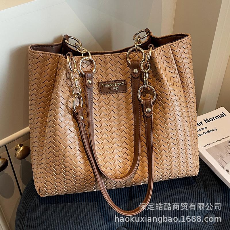 Large-capacity retro bag women's autumn and winter versatile 2025 new casual texture shoulder bag commuter tote bag