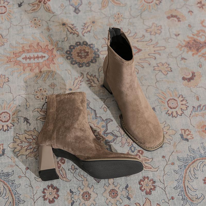 Французская замша толстый каблук короткие ботинки женские 2025 новые задняя молния квадратный носок тонкие ботинки повседневная носка высокий каблук женские ботинки