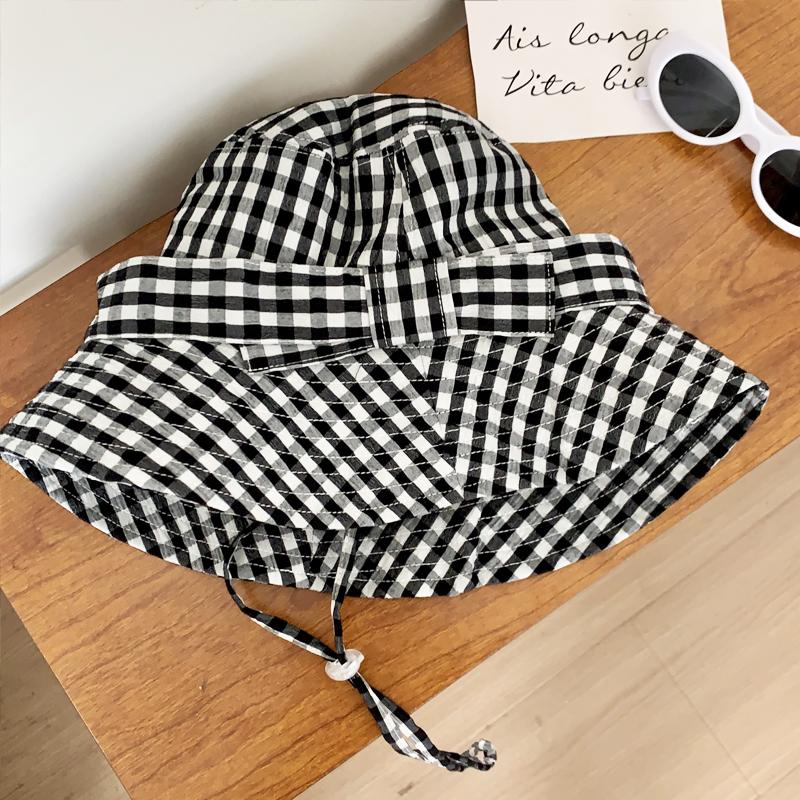 Корейская версия милой клетчатой шляпы-ведра с ремешком для летних путешествий с защитой от ультрафиолета и большими полями, универсальные солнцезащитные кепки для женщин