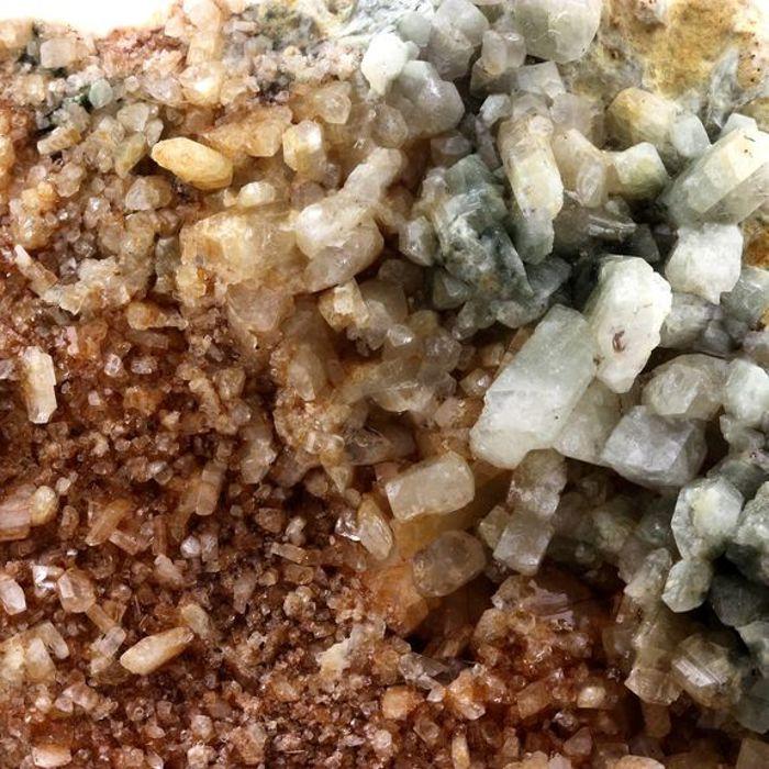 Pierres et Minéraux. Albite, Chlorite. 3181.0 ct. Pino, Cap Corse, France..