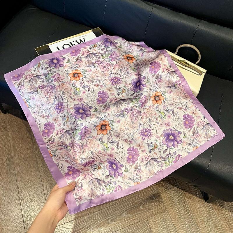 Retro silk scarves for women's new high-end accessories, neck small square scarf, scarf waist, fashionable and versatile, and gifts can be given.