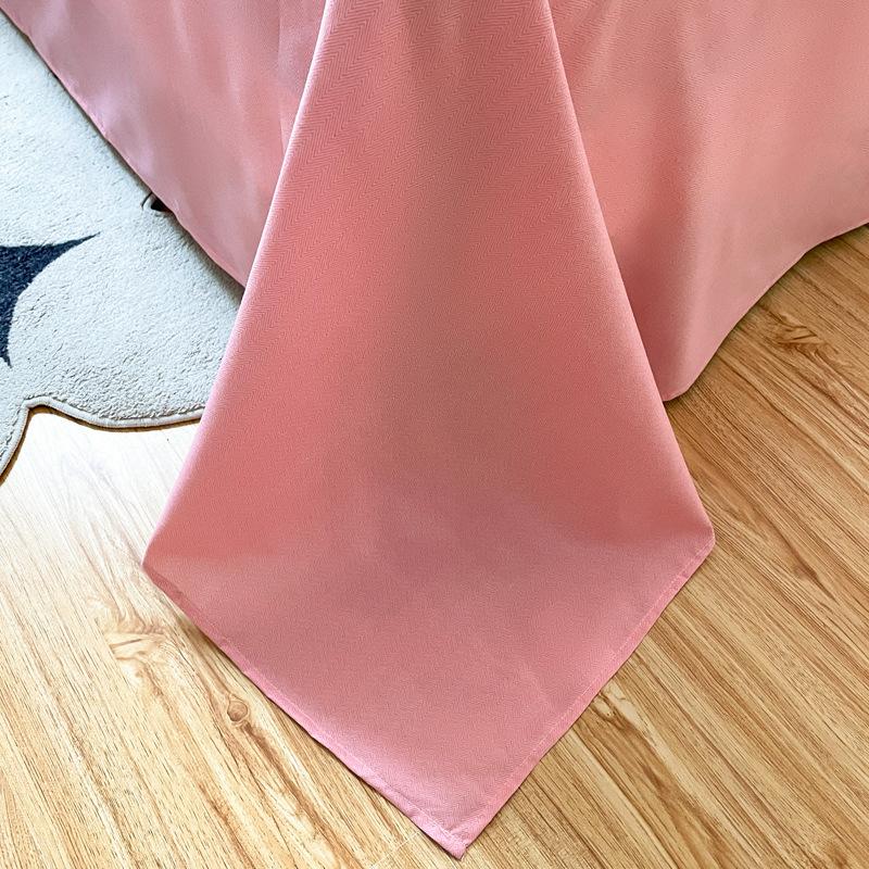 Комплект из четырех предметов: кровать с цветочным узором, комплект из стираных одеял, комплект из трех предметов для одноместной спальни