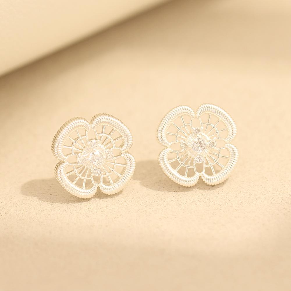 Vintage Bucci style versatile, high-end exquisite earrings, daily versatility, silver brushed cut-out four-leaf clover earrings, women