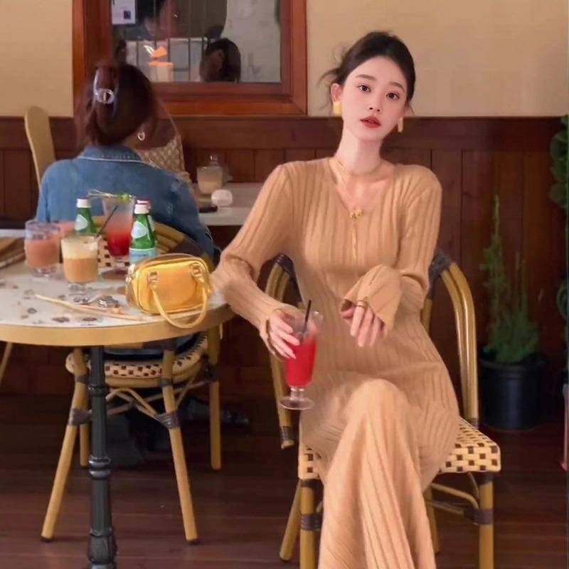 Темпераментное длинное платье осень и зима новое супер красивое и стройнящее низ с длинными рукавами V-образным вырезом вязаное платье