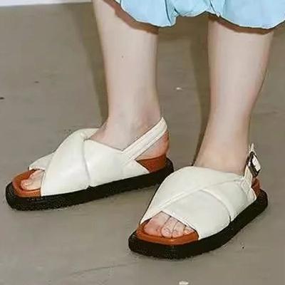 Мода 2024 года, горячая распродажа, новые сандалии на плоской подошве, простые однотонные пляжные сандалии с открытым носком, модные дизайнерские женские сандалии с металлической пряжкой