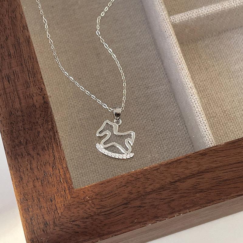 1/2Pcs Fashion Cute Shiny Zircon Hollowed-Out Wooden Horse Pendant Necklace For Woman Girls Collarbone Chain Jewelry Gift