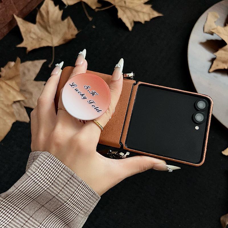 Коричневый кожаный противоударный чехол для Samsung Z Flip7 с ремешком против потери и магнитной застежкой