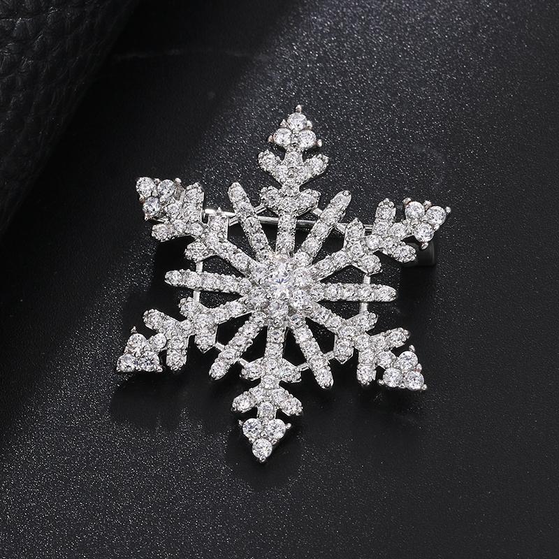 Weiman Fashion High Quality White Gold Plated CZ Diamond Snowflake Brooch Sparkly Zircon Jewelry for Wedding or Gift