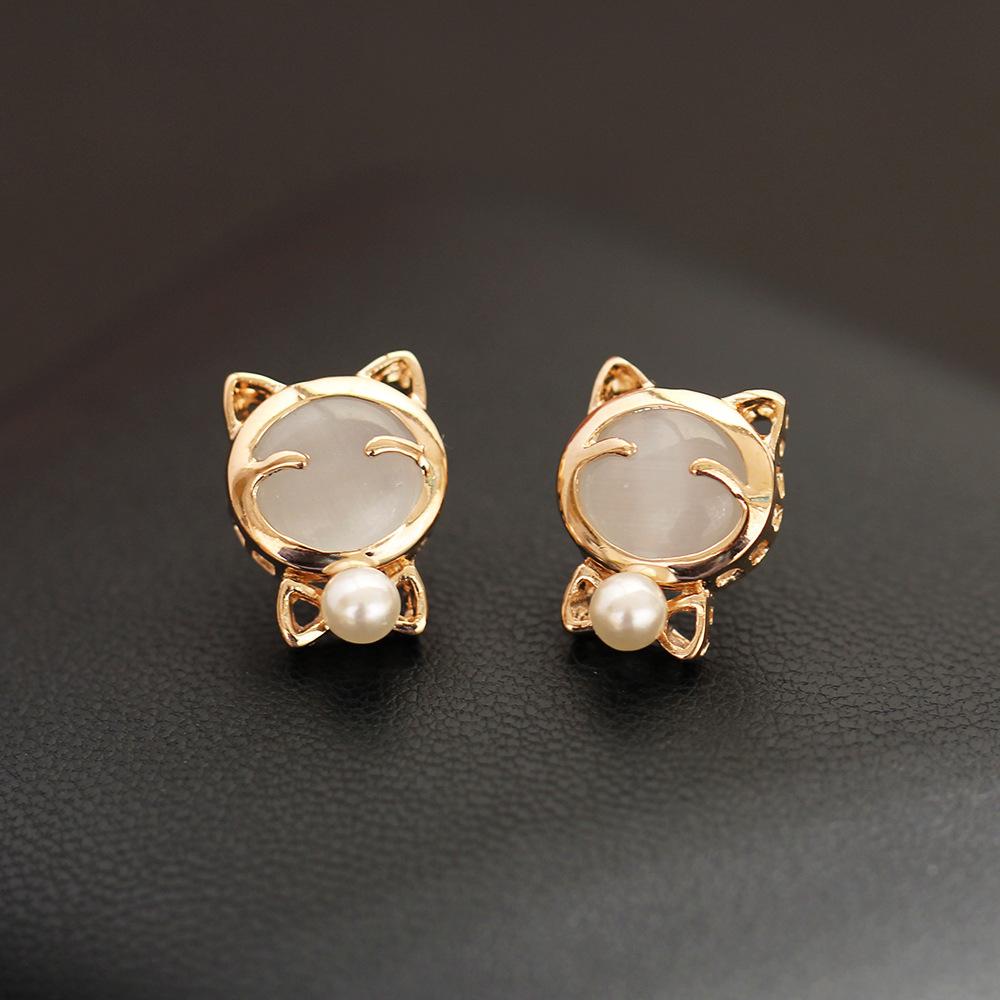 Cute and versatile cartoon gold-plated cat stud earrings artificial cat's eye stone powder white two-color ear clip no ear piercing earrings for women