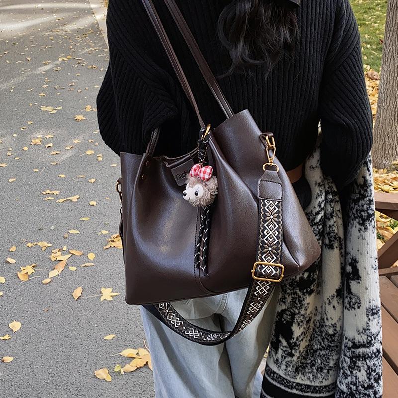 Европейская и американская ретро-сумка-тоут большой вместимости для поездок на работу, новая текстурная сумочка 2025 года, широкая плечевая лямка, сумка-мессенджер, наплечная сумка