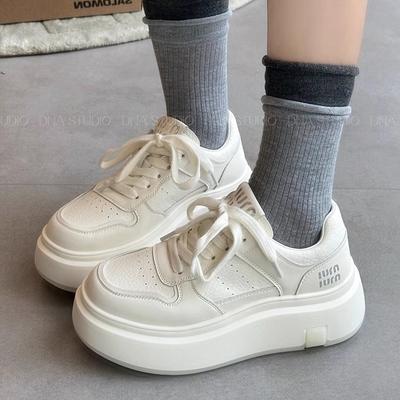 Маленькие белые туфли из коровьей кожи на толстой подошве, женская обувь 2025 года, универсальная спортивная и любительская обувь, облегченная обувь на шнуровке, обувь для серфинга